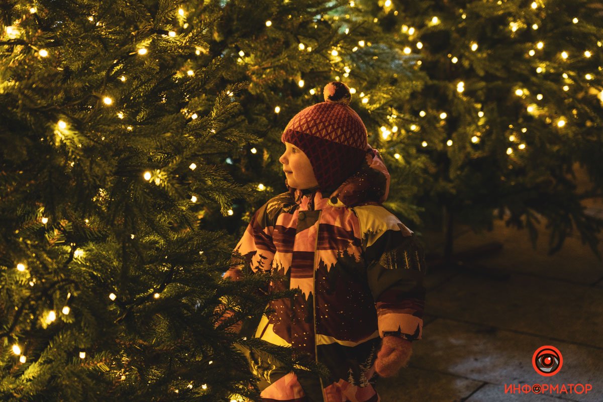 В Киеве на Банковой поставили елку и зажгли иллюминацию: как выглядит новогодний городок возле ОП 25