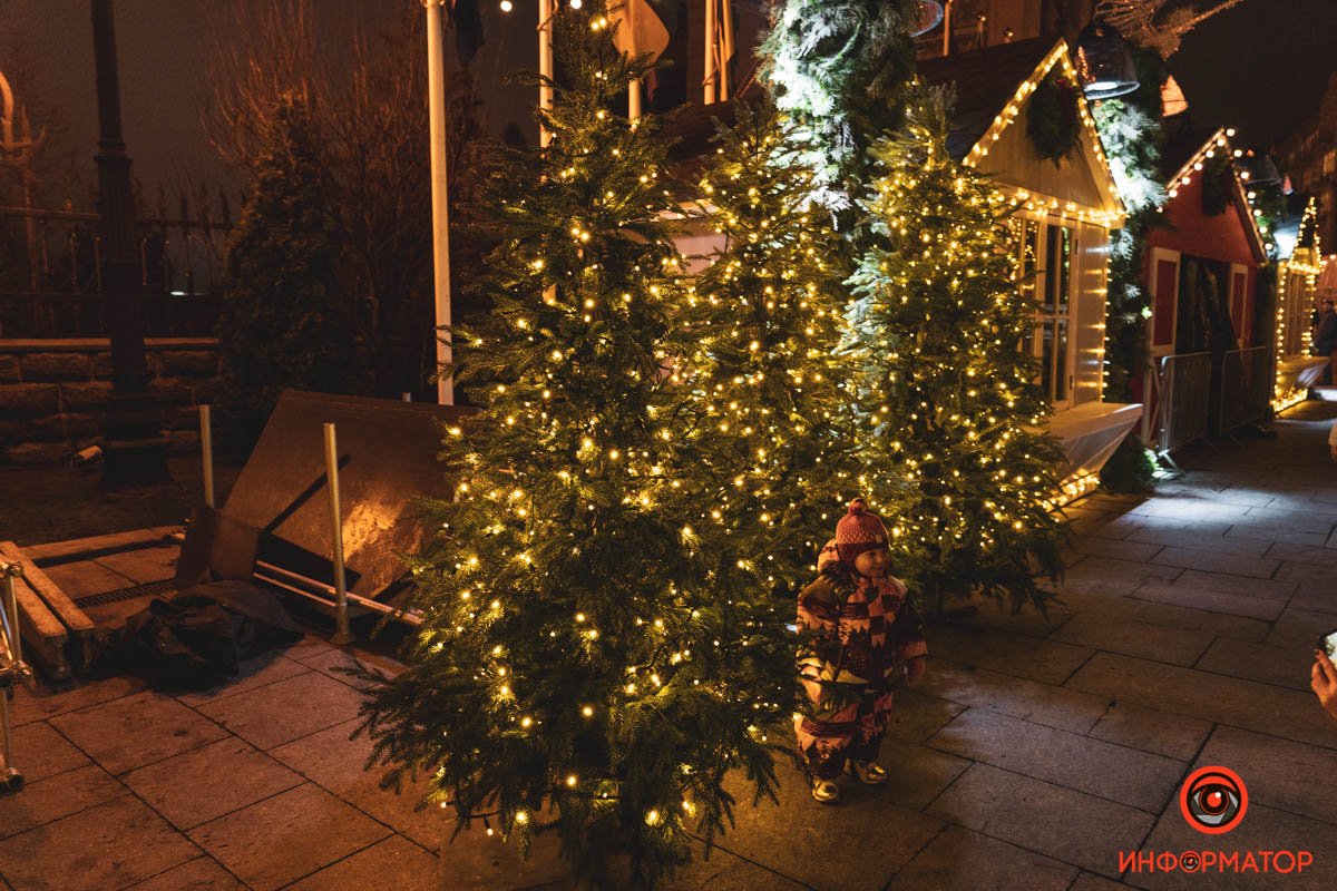 В Киеве на Банковой поставили елку и зажгли иллюминацию: как выглядит новогодний городок возле ОП 26