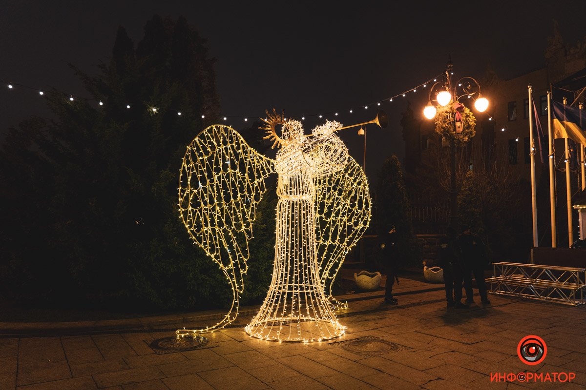 В Киеве на Банковой поставили елку и зажгли иллюминацию: как выглядит новогодний городок возле ОП 27