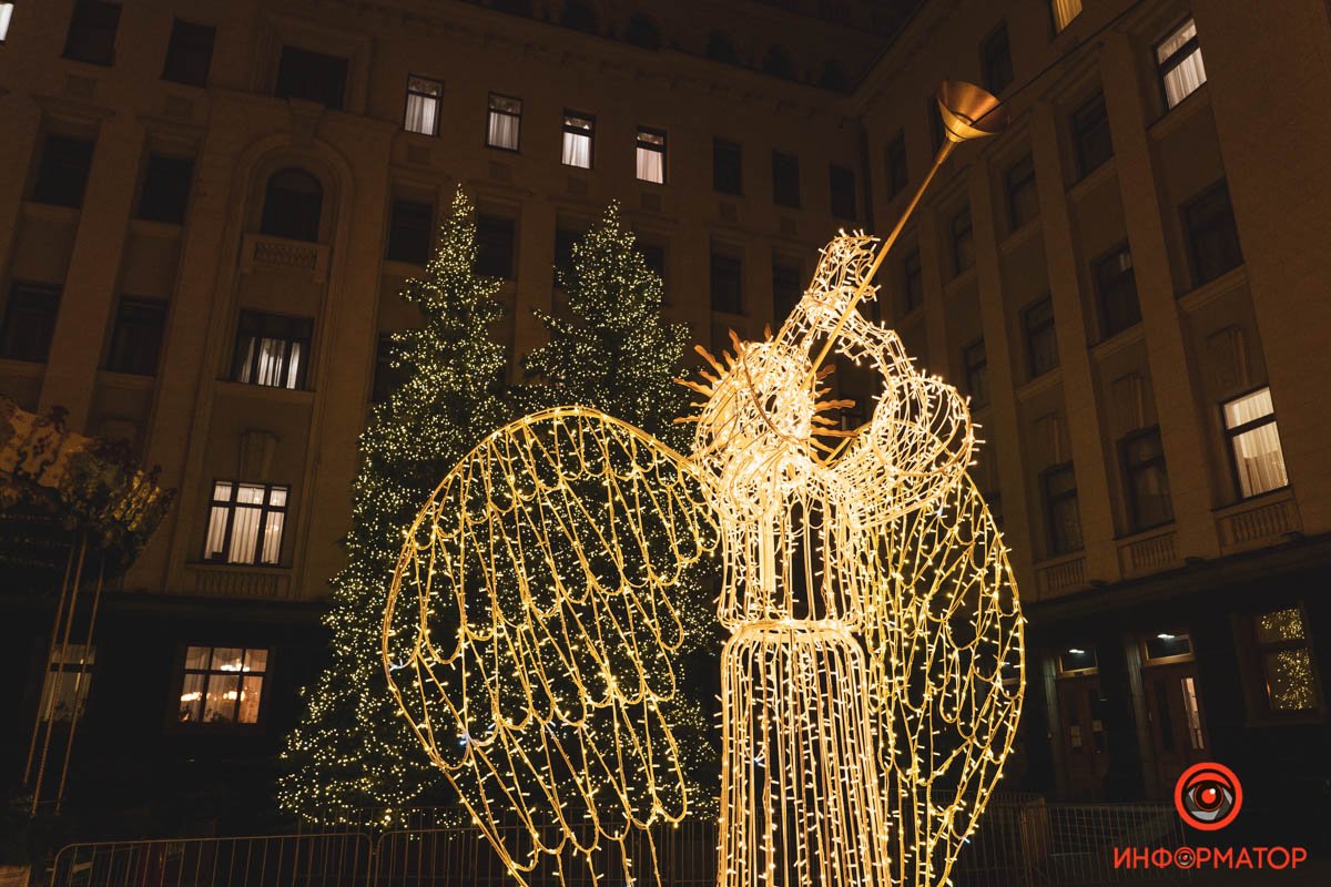В Киеве на Банковой поставили елку и зажгли иллюминацию: как выглядит новогодний городок возле ОП 28