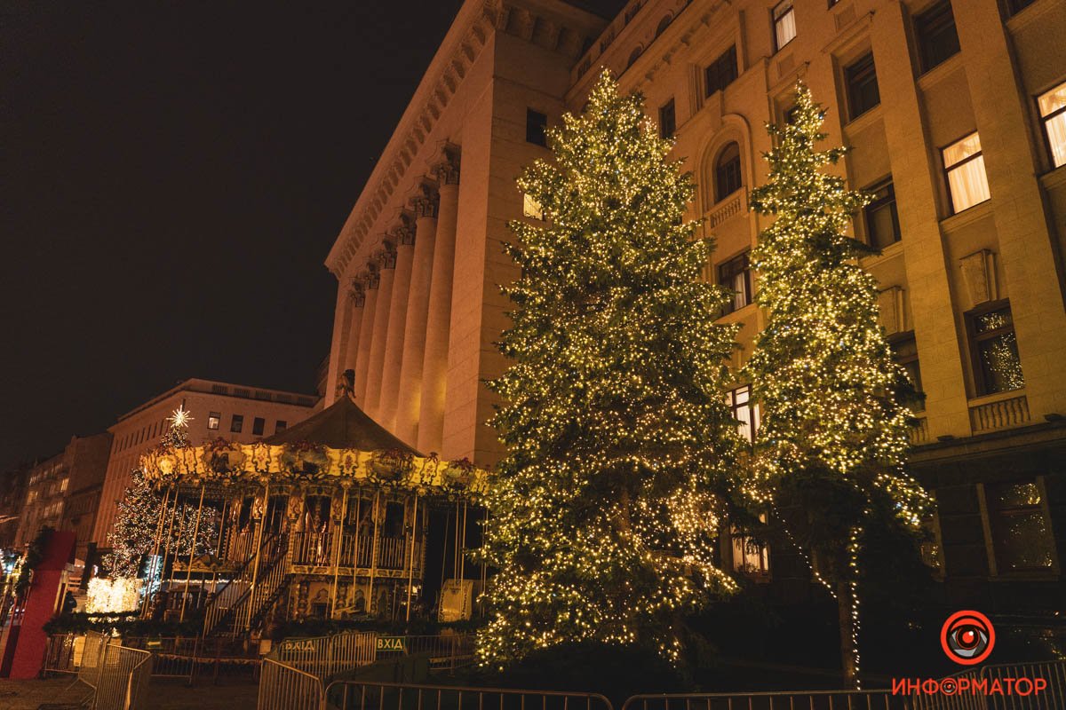 В Киеве на Банковой поставили елку и зажгли иллюминацию: как выглядит новогодний городок возле ОП 29