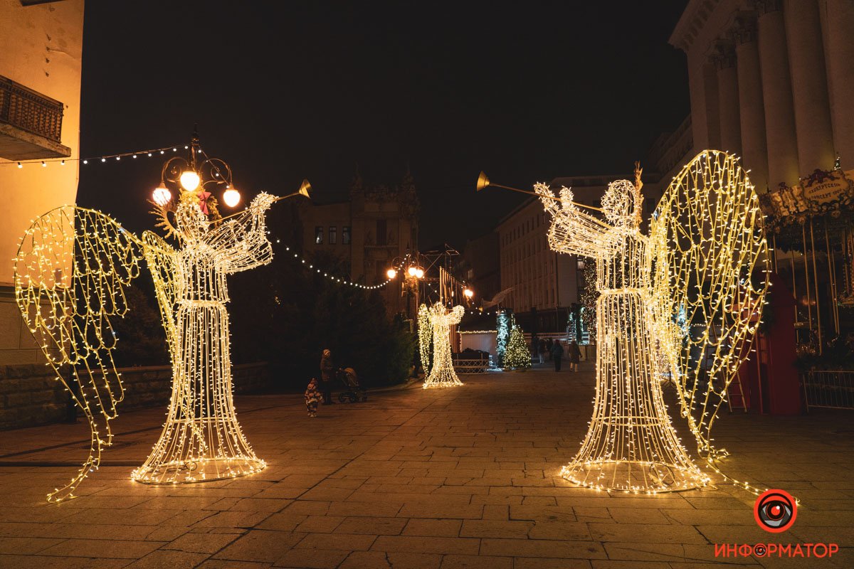 В Киеве на Банковой поставили елку и зажгли иллюминацию: как выглядит новогодний городок возле ОП 30