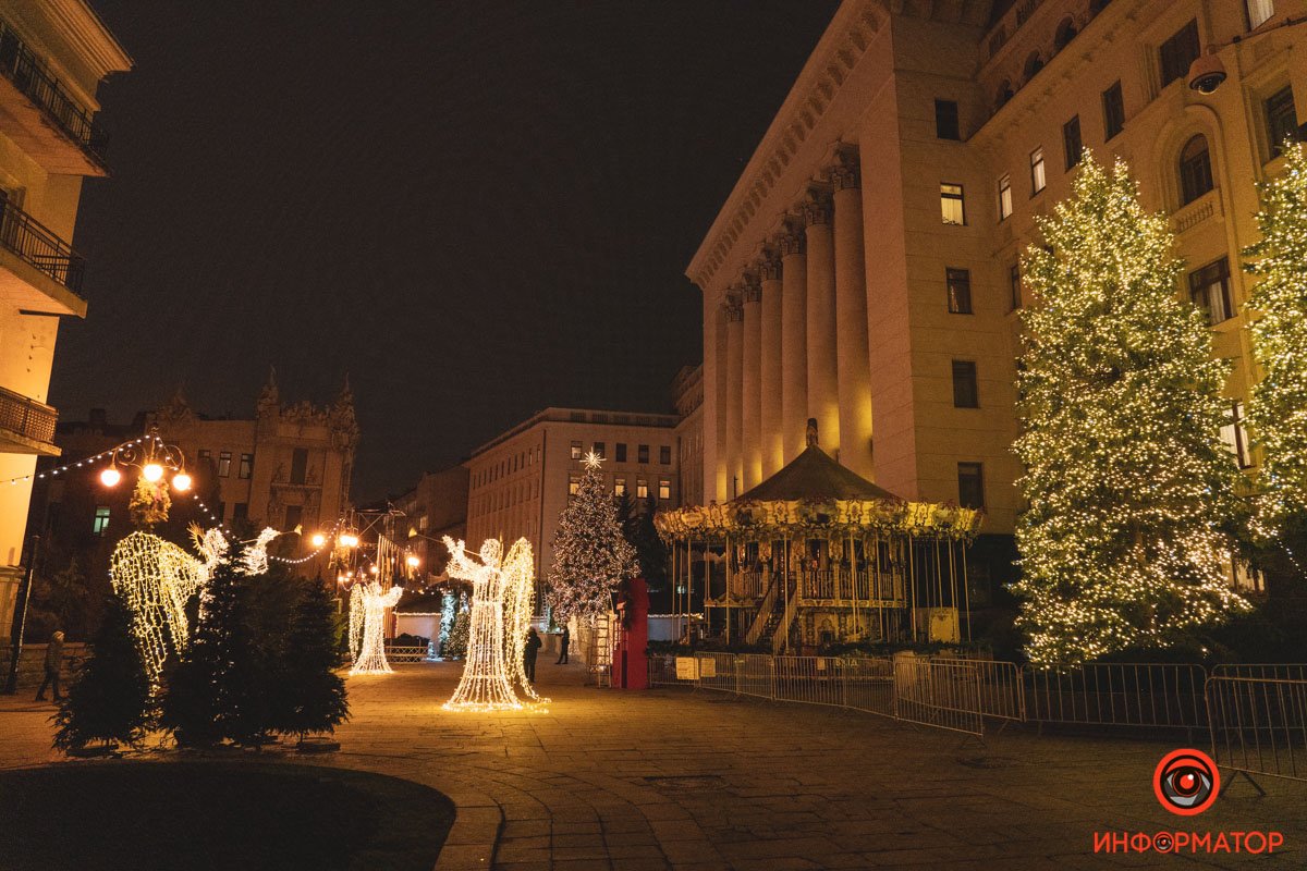 В Киеве на Банковой поставили елку и зажгли иллюминацию: как выглядит новогодний городок возле ОП 31