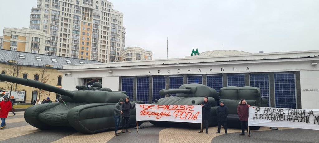 В Киеве на станции метро "Арсенальная" стоят танки и пушка 2