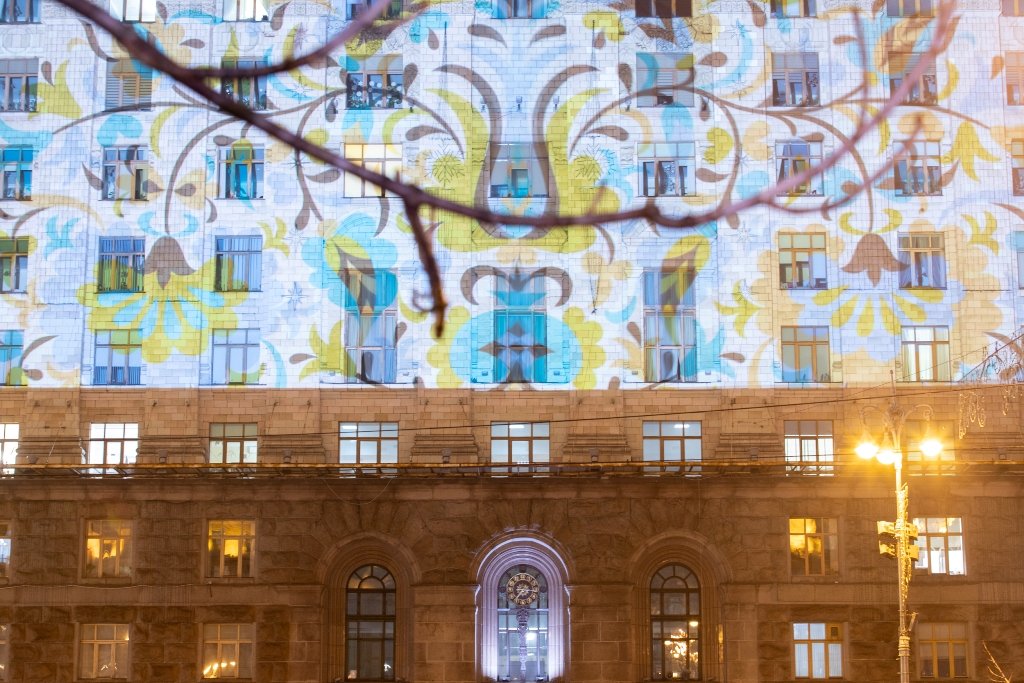 В Киеве на здании мэрии засиял крымскотатарский орнамент: что он значит 1