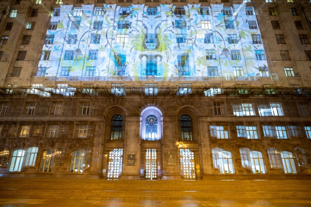 В Киеве на здании мэрии засиял крымскотатарский орнамент: что он значит 2