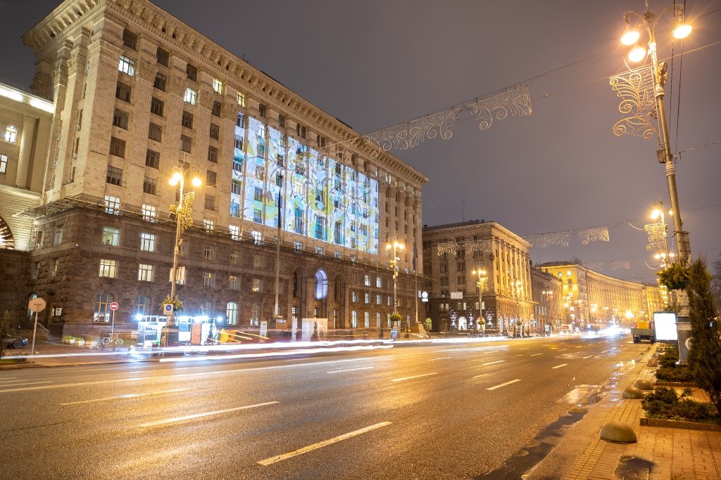 В Киеве на здании мэрии засиял крымскотатарский орнамент: что он значит 3