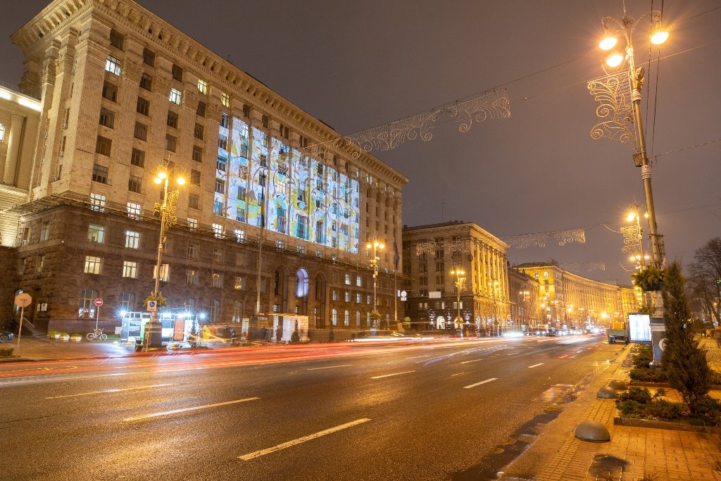 В Киеве на здании мэрии засиял крымскотатарский орнамент: что он значит 4