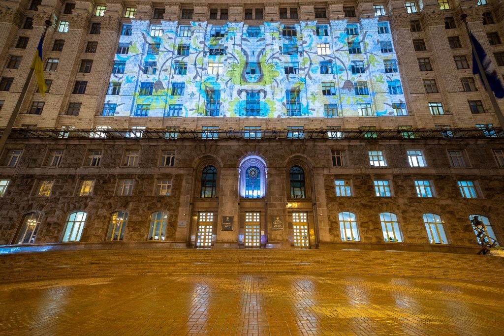 В Киеве на здании мэрии засиял крымскотатарский орнамент: что он значит 5