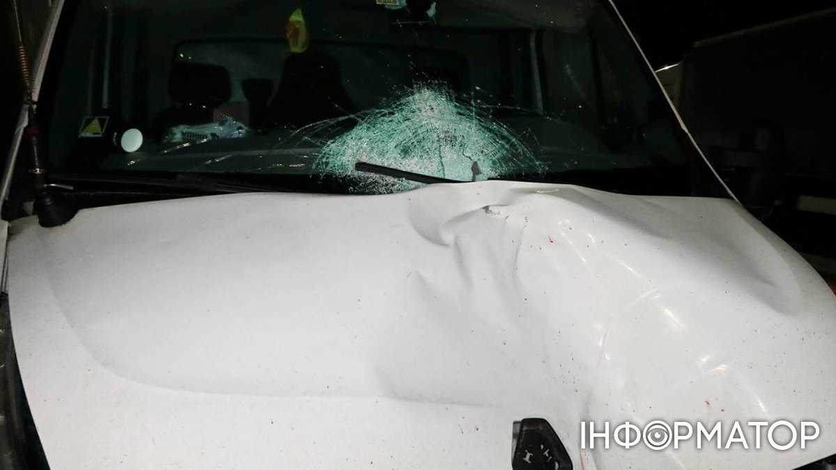 В Киеве два грузовика одновременно сбили двух пешеходов, которые перебегали дорогу 1