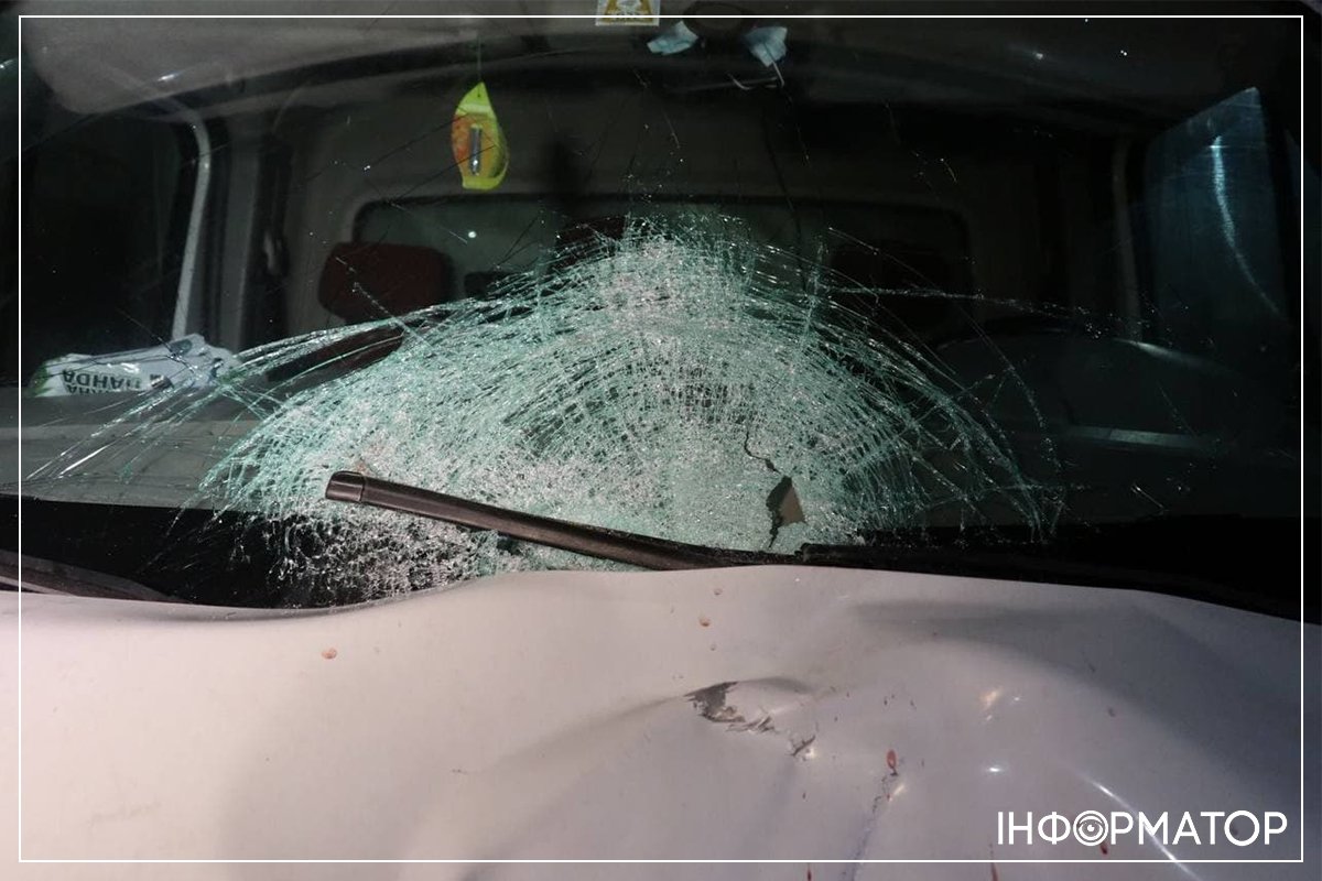 В Киеве два грузовика одновременно сбили двух пешеходов, которые перебегали дорогу 2