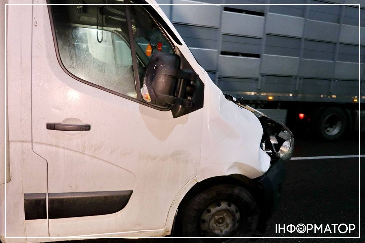 В Киеве два грузовика одновременно сбили двух пешеходов, которые перебегали дорогу 3