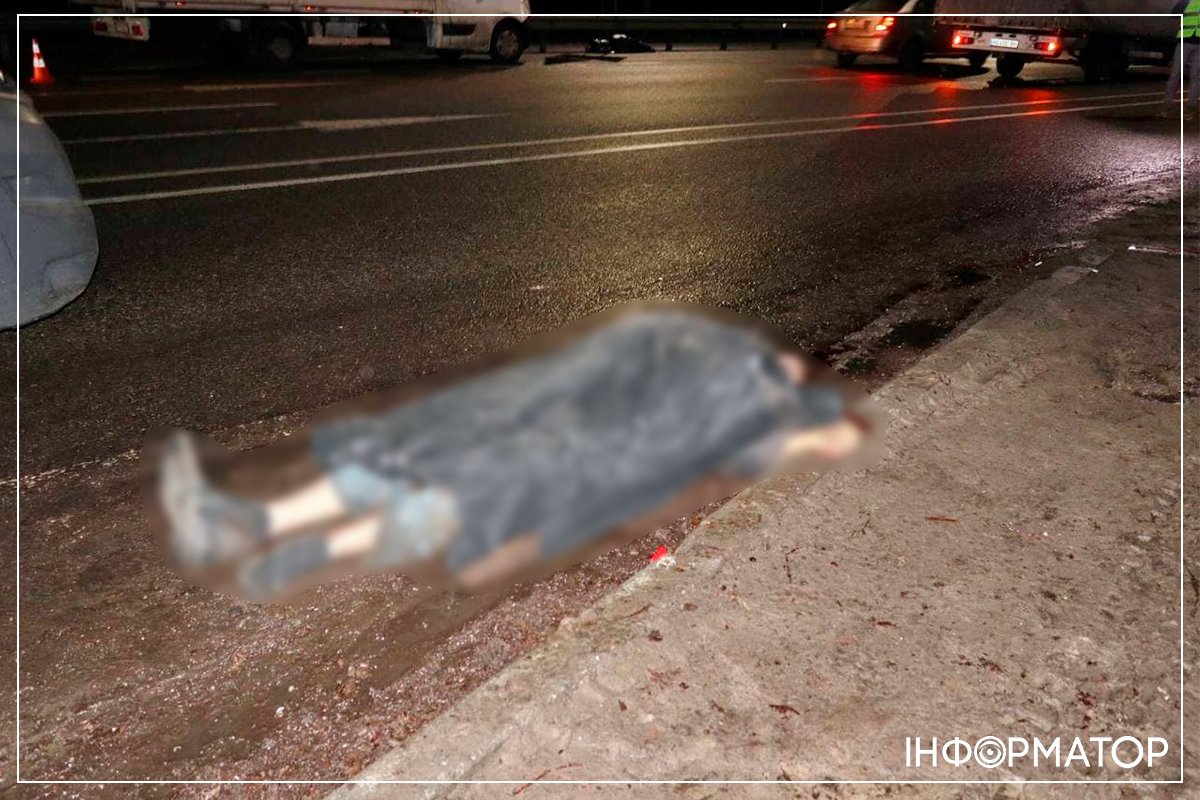 В Киеве два грузовика одновременно сбили двух пешеходов, которые перебегали дорогу 4