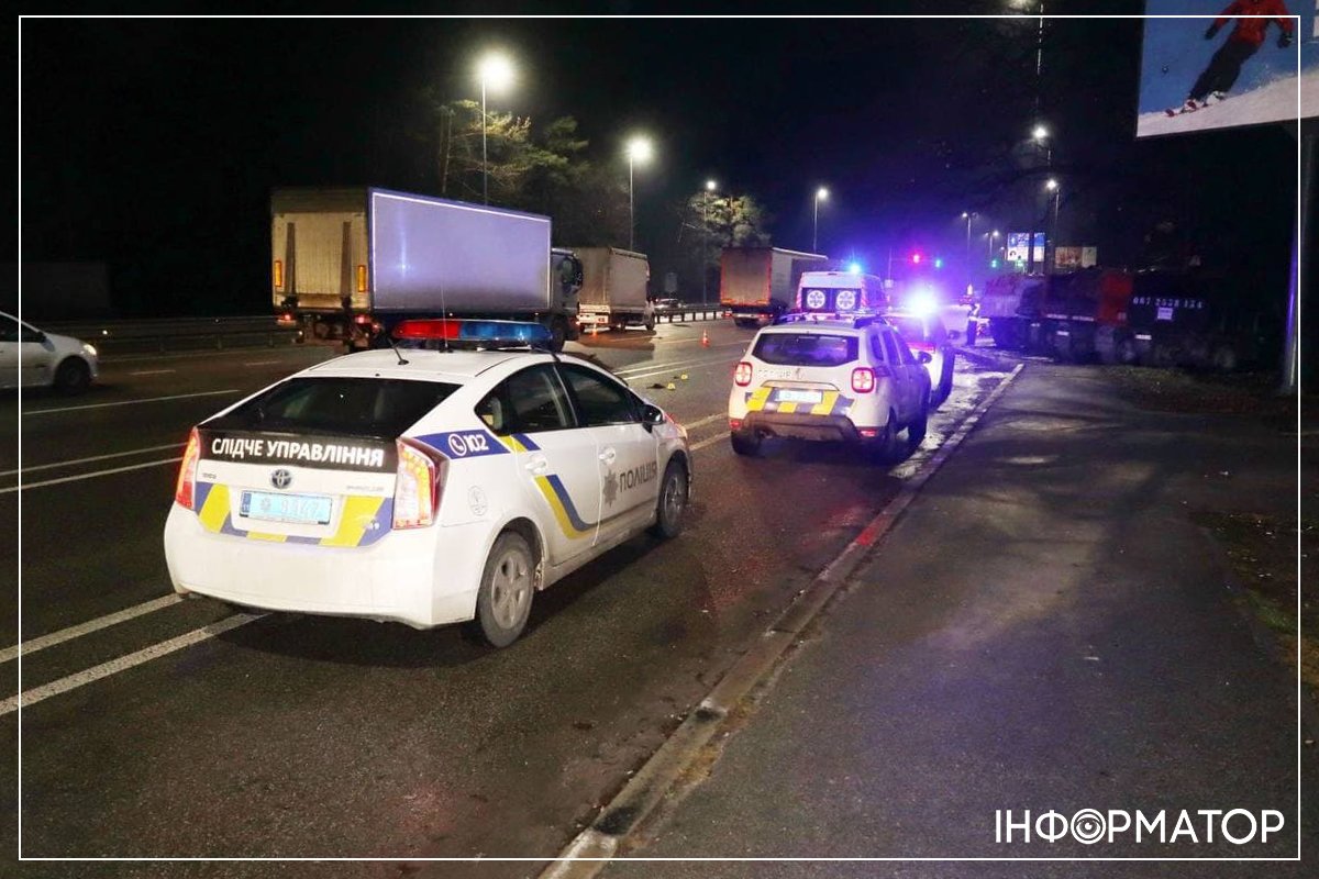 В Киеве два грузовика одновременно сбили двух пешеходов, которые перебегали дорогу 5