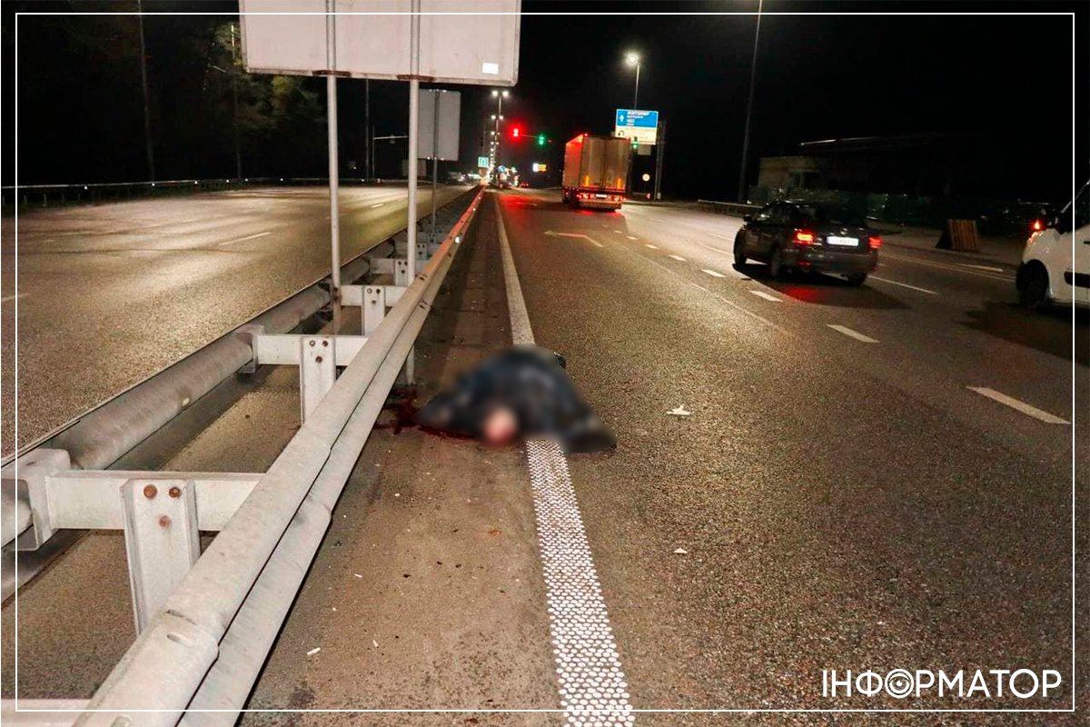 В Киеве два грузовика одновременно сбили двух пешеходов, которые перебегали дорогу 6