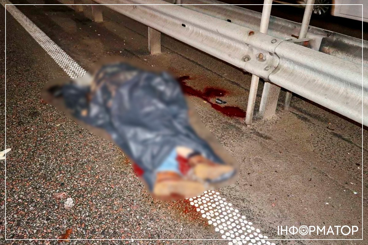 В Киеве два грузовика одновременно сбили двух пешеходов, которые перебегали дорогу 7
