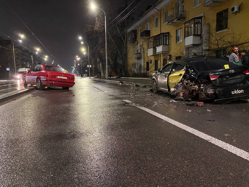 В Киеве пьяный водитель влетел в припаркованные машины 1