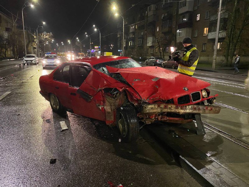 В Киеве пьяный водитель влетел в припаркованные машины 2