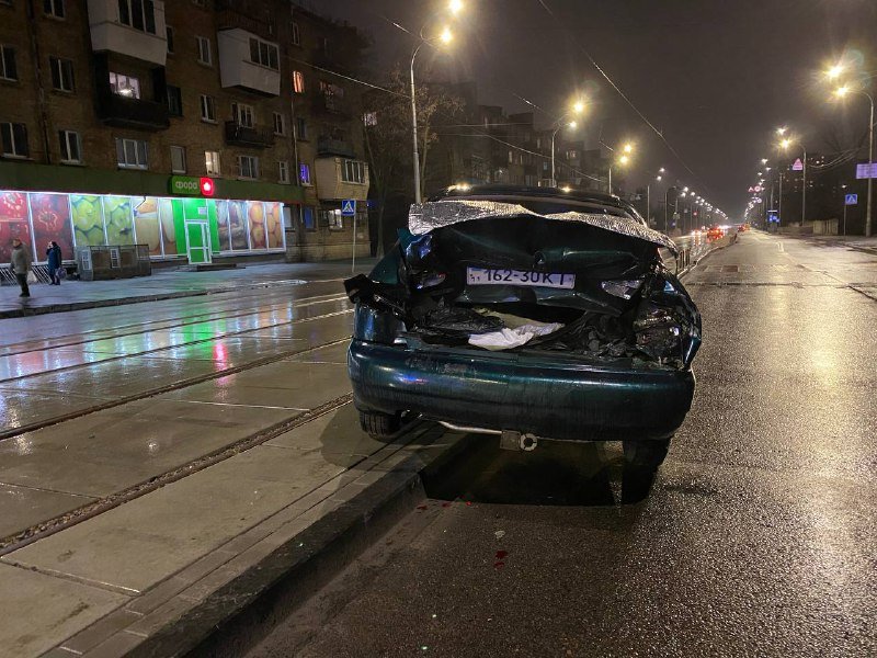 В Киеве пьяный водитель влетел в припаркованные машины 3