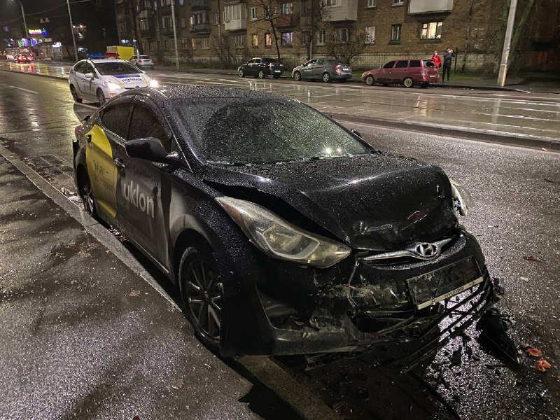 В Киеве пьяный водитель влетел в припаркованные машины 4