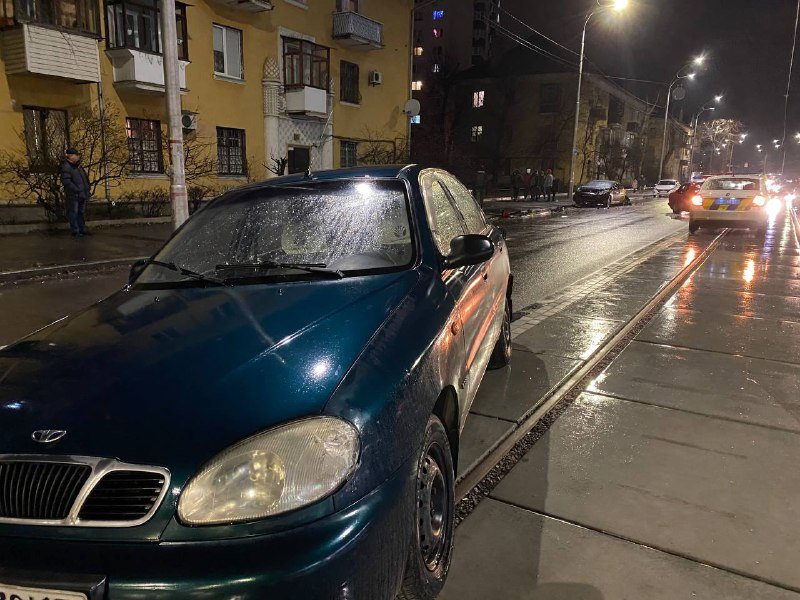 В Киеве пьяный водитель влетел в припаркованные машины 5