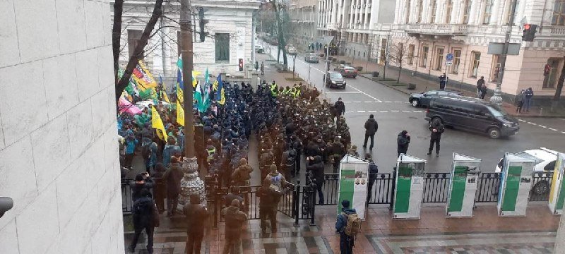 В Киеве на Грушевского протестующие помяли полицейскую машину:  под зданием Верховной Рады ФОПы устроили беспорядки 1