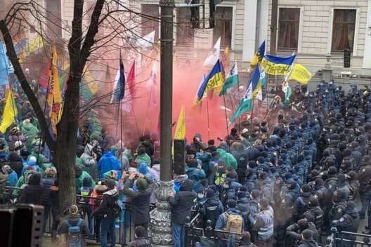 В Киеве на Грушевского протестующие помяли полицейскую машину:  под зданием Верховной Рады ФОПы устроили беспорядки 3