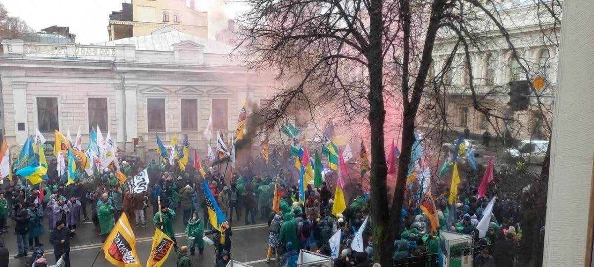 В Киеве на Грушевского протестующие помяли полицейскую машину:  под зданием Верховной Рады ФОПы устроили беспорядки 4