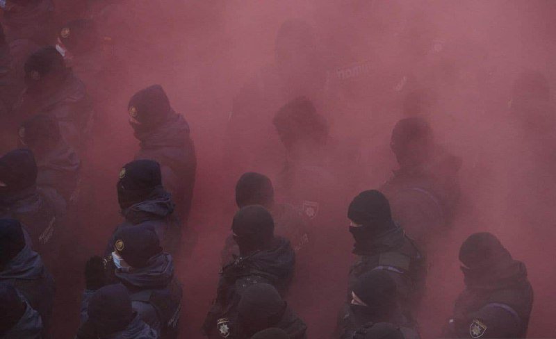 В Киеве на Грушевского протестующие помяли полицейскую машину:  под зданием Верховной Рады ФОПы устроили беспорядки 5