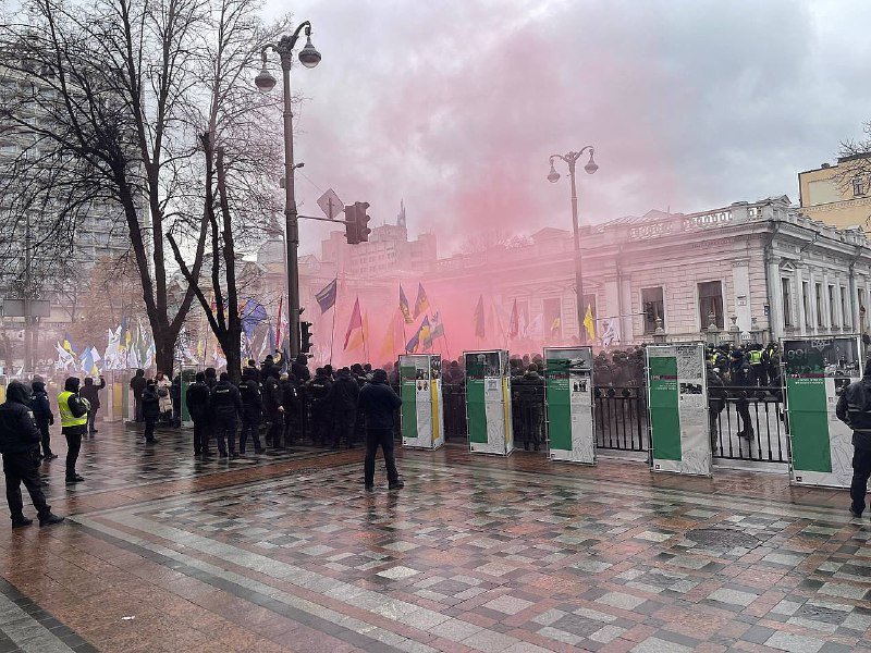 В Киеве на Грушевского протестующие помяли полицейскую машину:  под зданием Верховной Рады ФОПы устроили беспорядки 6