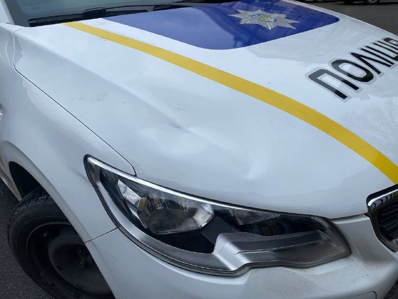 В Киеве на Грушевского протестующие помяли полицейскую машину:  под зданием Верховной Рады ФОПы устроили беспорядки 7