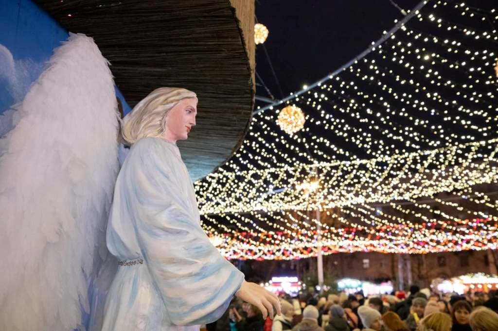 Главная елка Киева и Украины 2022: как менялись новогодние деревья с 2015 года 1