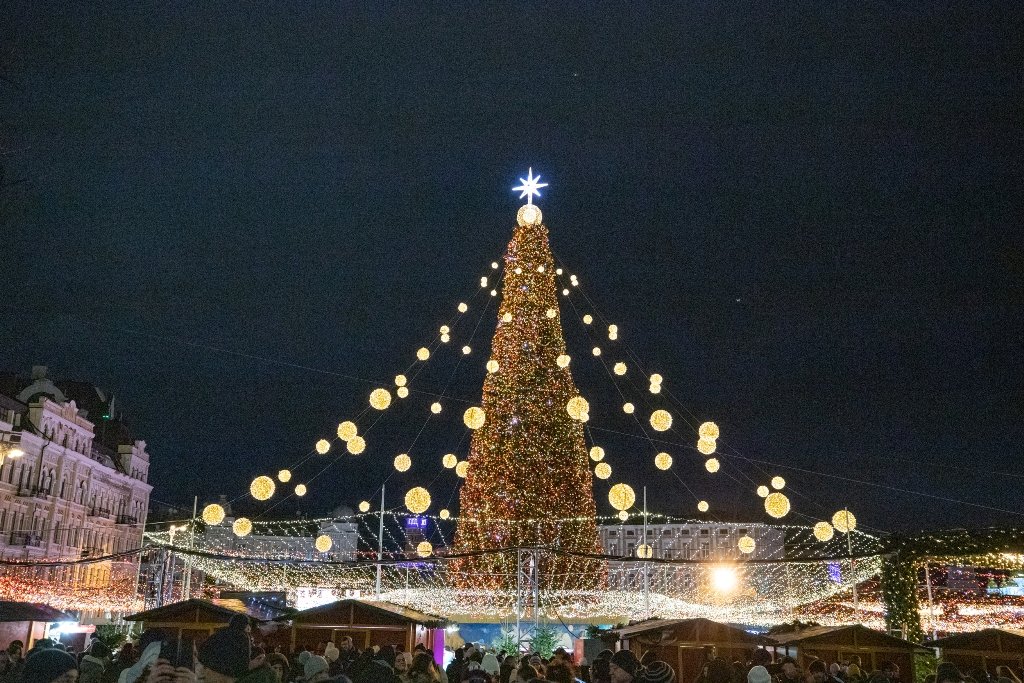 Главная елка Киева и Украины 2022: как менялись новогодние деревья с 2015 года 6