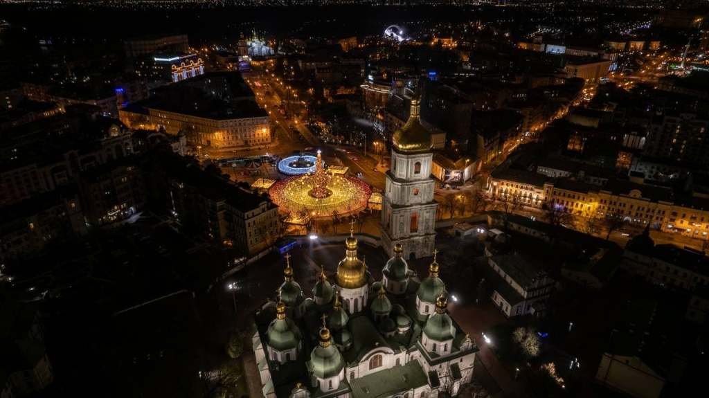 Главная елка Киева и Украины 2022: как менялись новогодние деревья с 2015 года 7