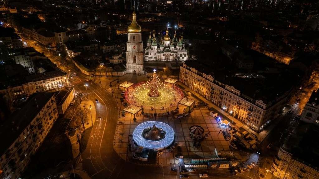Главная елка Киева и Украины 2022: как менялись новогодние деревья с 2015 года 8