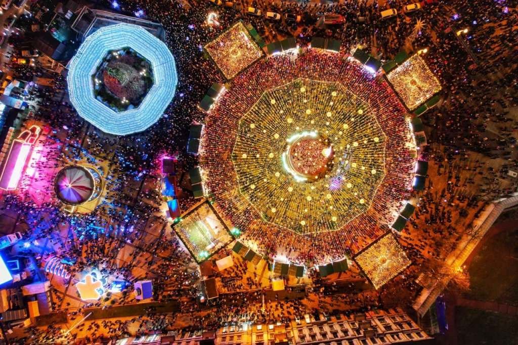 Главная елка Киева и Украины 2022: как менялись новогодние деревья с 2015 года 10