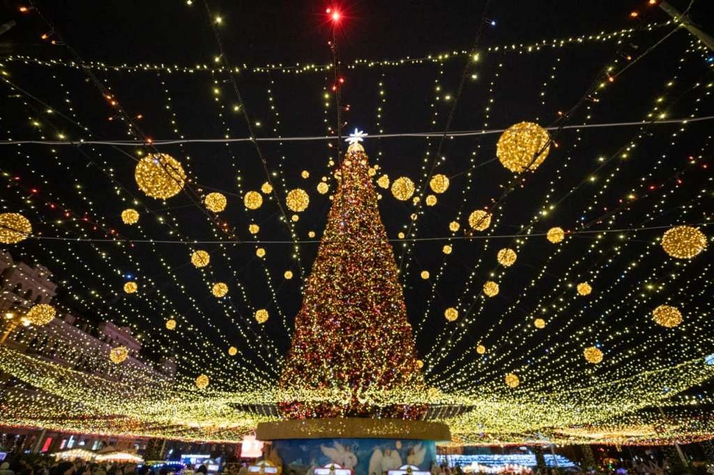 Главная елка Киева и Украины 2022: как менялись новогодние деревья с 2015 года 11