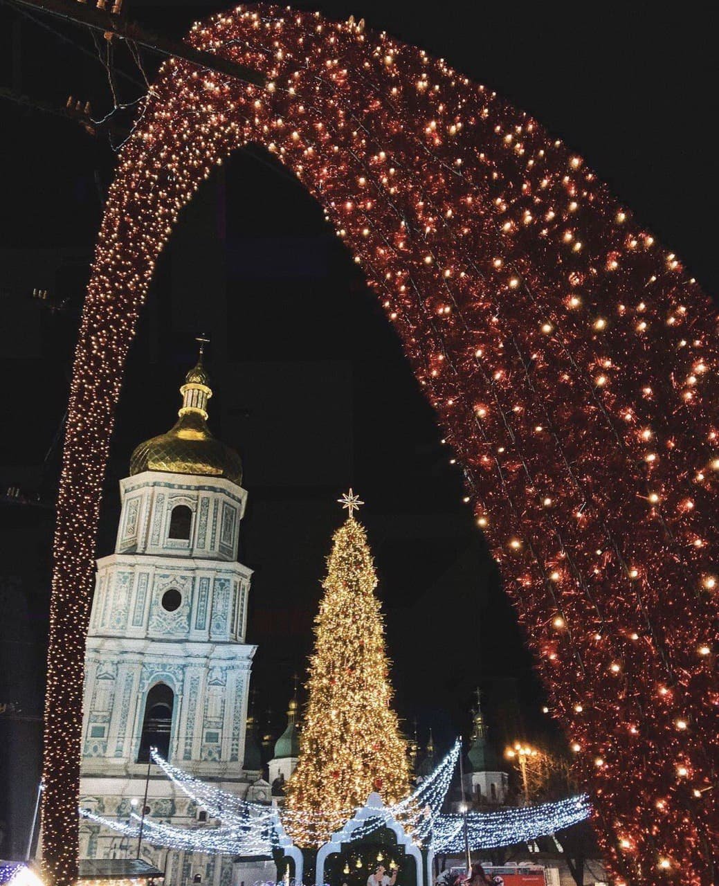 Главная елка Киева и Украины 2022: как менялись новогодние деревья с 2015 года 13