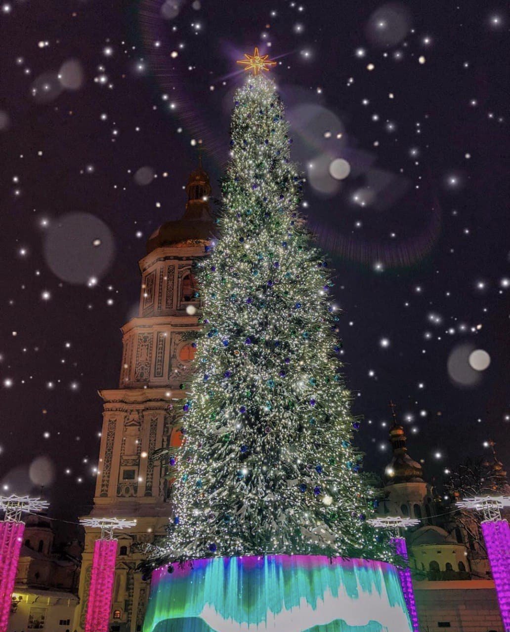 Главная елка Киева и Украины 2022: как менялись новогодние деревья с 2015 года 14