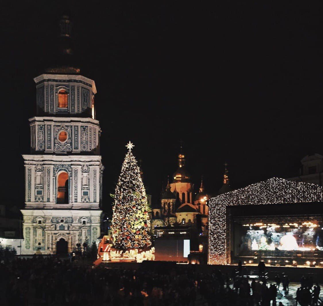 Главная елка Киева и Украины 2022: как менялись новогодние деревья с 2015 года 17