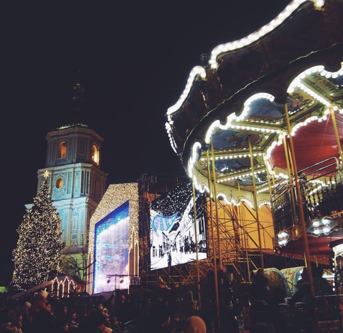 Главная елка Киева и Украины 2022: как менялись новогодние деревья с 2015 года 18