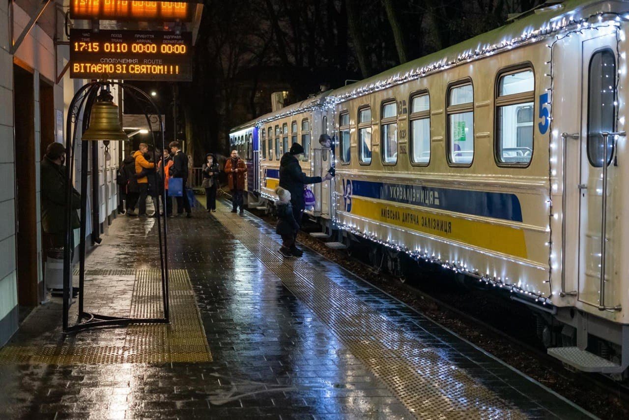 В Киеве в Сырецком парке запустили детскую железную дорогу: расписание 1