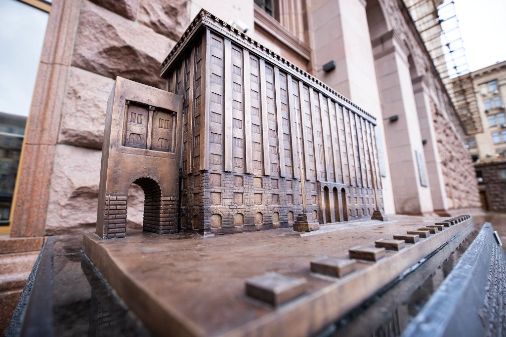 В Киеве на Крещатике открыли 3D-миниатюру КГГА 9