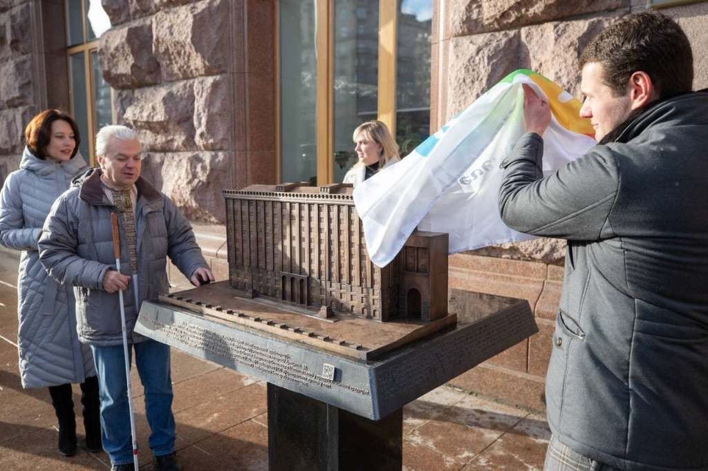 В Киеве на Крещатике открыли 3D-миниатюру КГГА 11