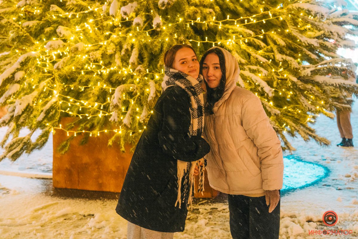 В Киева открылась еще одна праздничная локация «Різдво на Подолі»: репортаж с заснеженной Конрактовой 1