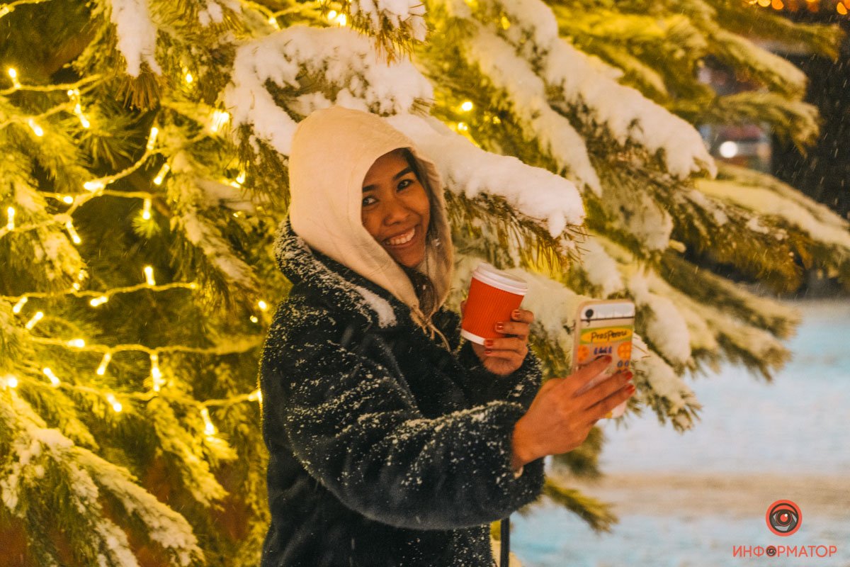 В Киева открылась еще одна праздничная локация «Різдво на Подолі»: репортаж с заснеженной Конрактовой 2