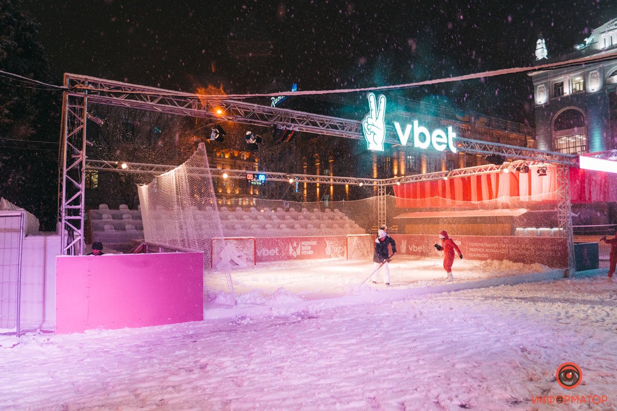 В Киева открылась еще одна праздничная локация «Різдво на Подолі»: репортаж с заснеженной Конрактовой 3