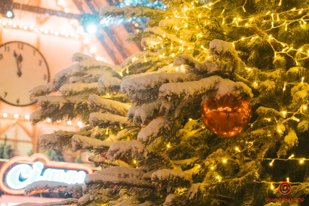 В Киева открылась еще одна праздничная локация «Різдво на Подолі»: репортаж с заснеженной Конрактовой 4