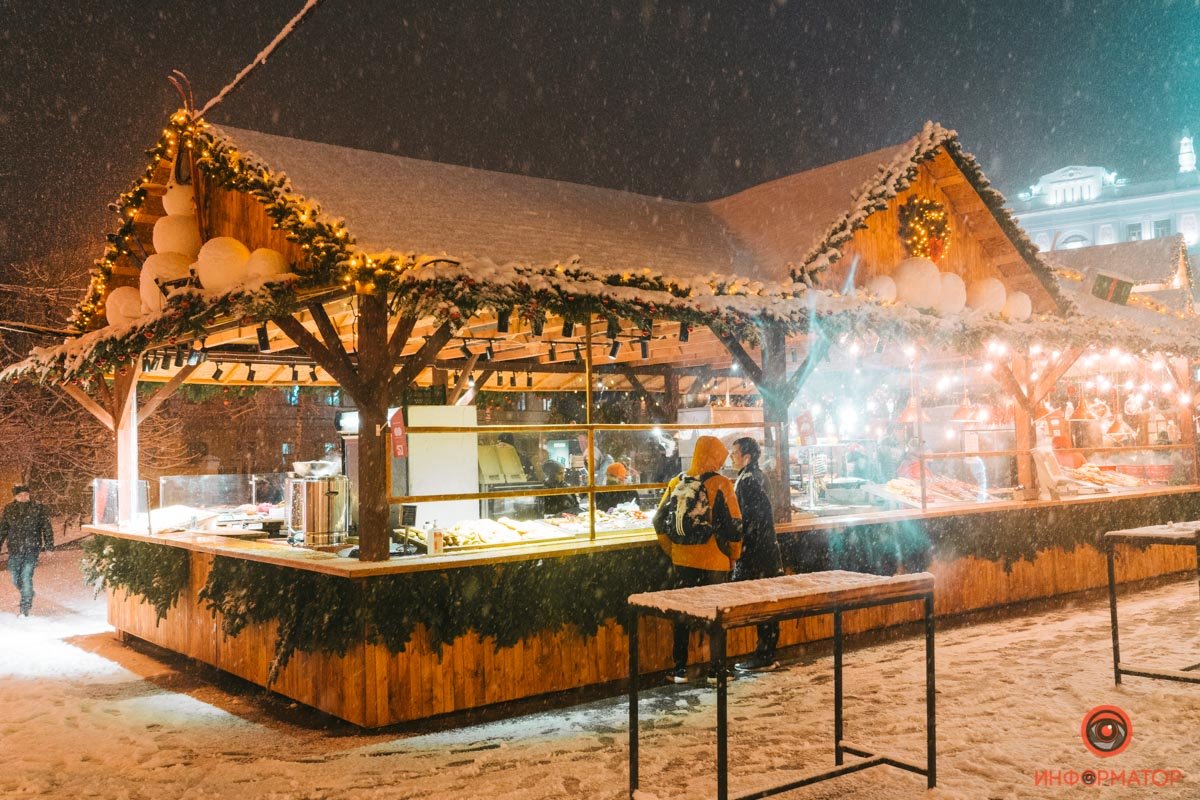 В Киева открылась еще одна праздничная локация «Різдво на Подолі»: репортаж с заснеженной Конрактовой 5