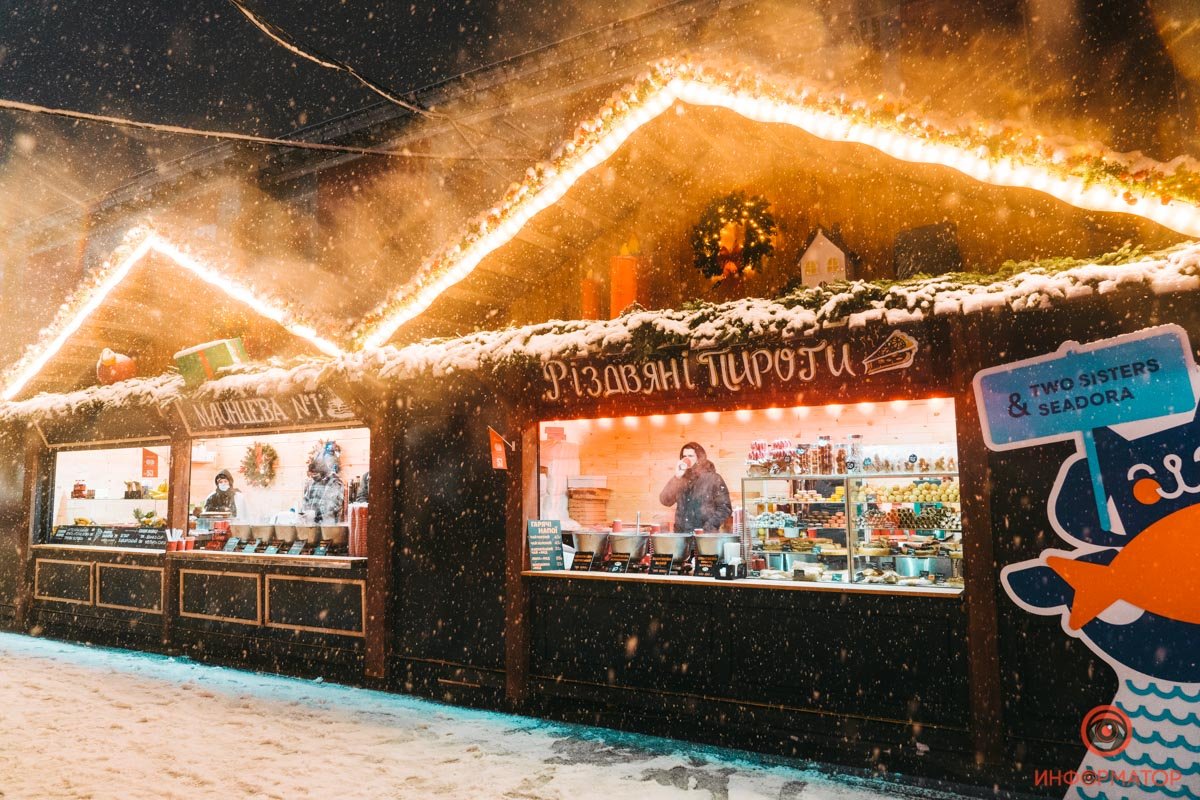 В Киева открылась еще одна праздничная локация «Різдво на Подолі»: репортаж с заснеженной Конрактовой 6
